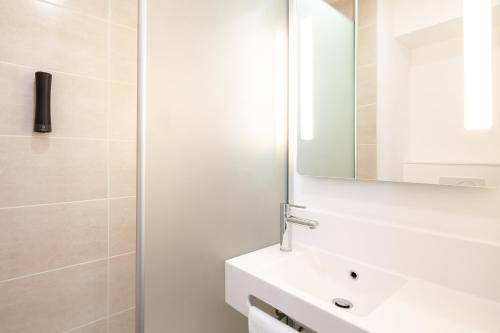 巴涅奥莱B&B HOTEL Paris Porte de Bagnolet的浴室设有白色水槽和镜子