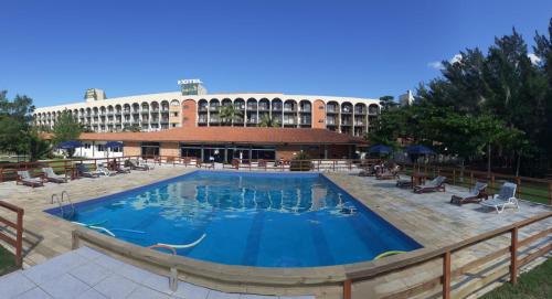 拉古纳Ravena Cassino Hotel的酒店前方的大型游泳池