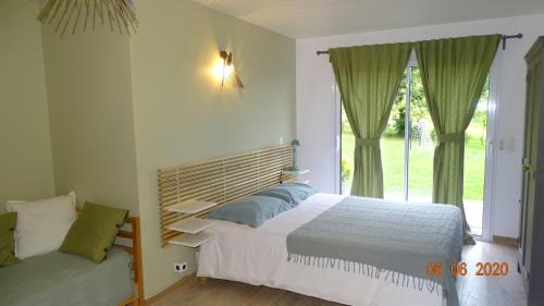 Saint-Germain-sur-MorinChambres d'Hôtes Nature et bois BED AND BREAKFAST的一间卧室设有一张大床和一个窗户。