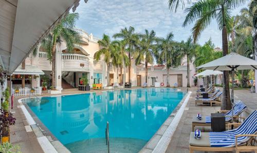 瓦尔恰果阿马辛德拉俱乐部酒店的一个带椅子和棕榈树的大型游泳池