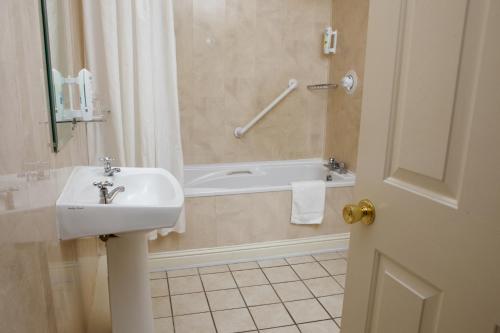 阿比菲尔雷恩斯酒店的浴室配有盥洗盆和浴缸。