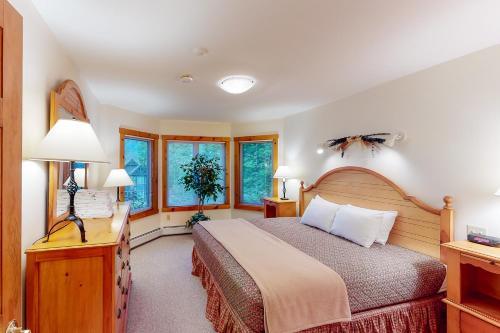 JaySummit Solitude & Latitude Adjustment的一间卧室设有一张床和两个窗户。