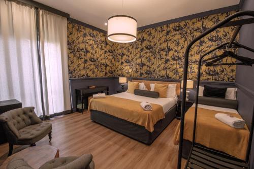 佛罗伦萨雨果精品酒店的配有一张床和一把椅子的酒店客房
