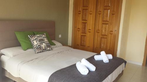 德尼亚Alojamiento Café Soles的一间卧室配有一张床,上面有两条毛巾