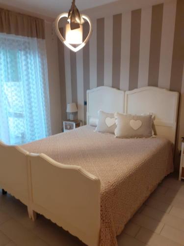 圣焦万尼泰亚蒂诺Casa Spina的一间卧室配有一张带两个枕头的床