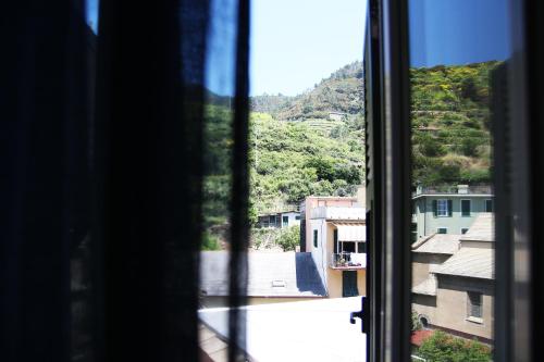 马纳罗拉Da Baranin B&B的从窗户可欣赏到城市美景