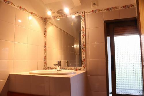 贝尼曼特利La Caseta Benimantell的一间带水槽和镜子的浴室