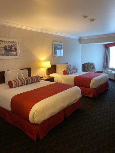 北悉尼北部酒店的一间酒店客房,房间内设有两张床