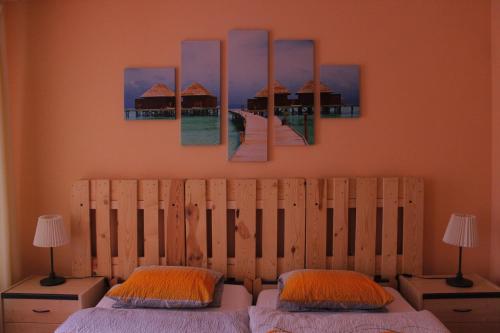 Les VerrièresHôtel de Ville的一间卧室配有两张床,画着码头