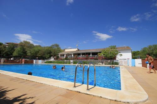 克尤伯厄拉斯拉鲁埃达露营酒店的一群人在游泳池游泳