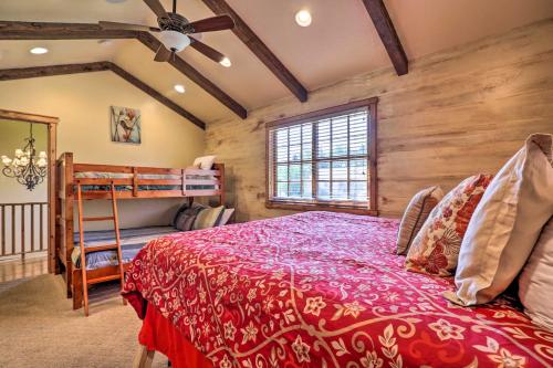 雪松城Charming Cedar City Retreat - Walk to SUU Campus!的一间卧室配有一张床和一张双层床。