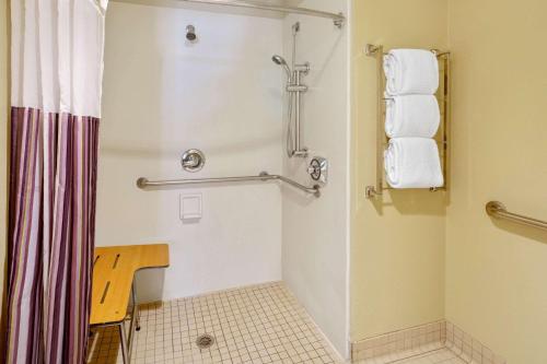 Cutler Ridge拉昆塔迈阿密卡特勒岭套房酒店的浴室配有淋浴和带毛巾的卫生间。