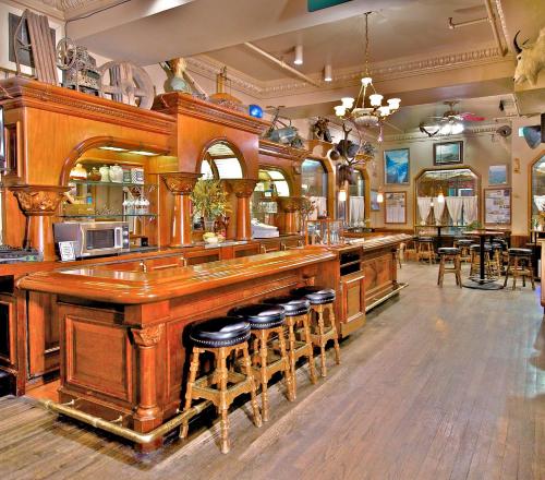 安克雷奇安克雷奇历史酒店的餐厅的酒吧,餐厅在柜台处设有凳子
