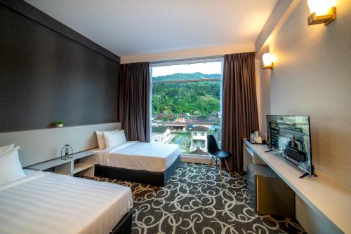 亚依淡Deview Hotel Penang的酒店客房设有两张床和电视。