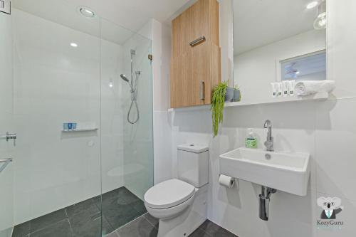 悉尼KOZYGURU WOLLI CREEK KOZY 1 BED APT SYDNEY AIRPORT & SYDNEY CBD NWC020的浴室配有卫生间、盥洗盆和淋浴。
