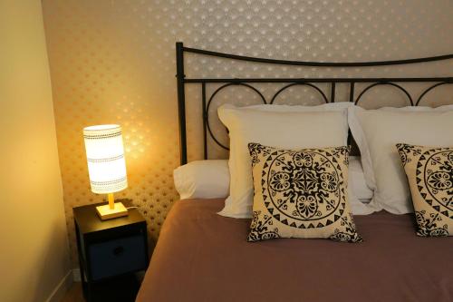 Monchy-Saint-ÉloiSuperbe appartement tout confort "Le Séquoia"的一间卧室配有带枕头和台灯的床