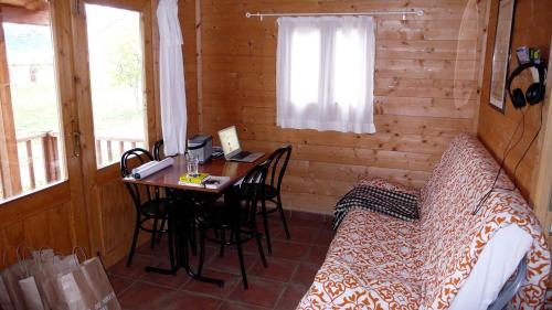 哈卡Camping Aín Jaca的小屋内带书桌和床的房间