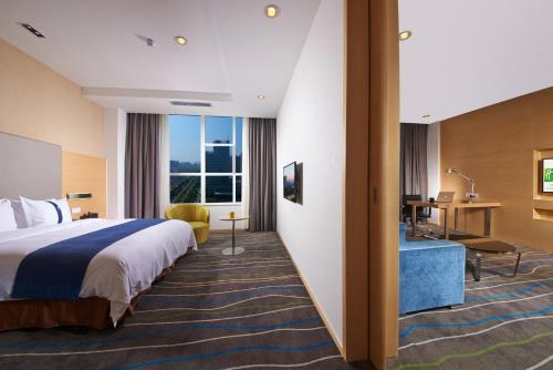 洛阳洛阳开元智选假日酒店的配有一张床和一张书桌的酒店客房