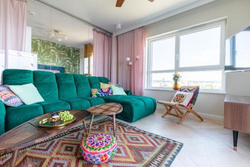 格但斯克Apartamenty Your Seaside的客厅配有绿色沙发和桌子
