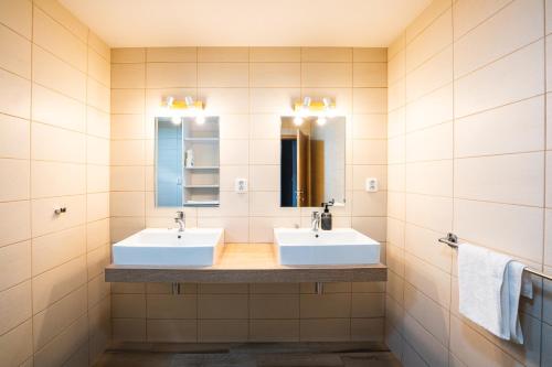 Apartmán LYRA的浴室设有2个水槽和镜子