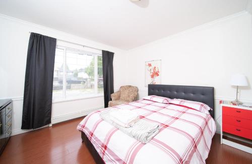 萨里Lee's Place的一间卧室配有一张带红色梳妆台和窗户的床。