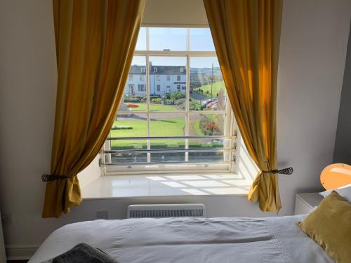 Ayr Apartment with Sea and Countryside views客房内的一张或多张床位