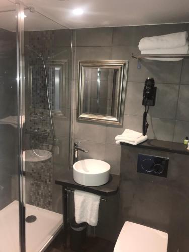 蒙马特巴黎酒店的一间浴室