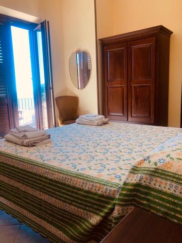 焦伊Delizie tra i campanili的一间卧室设有一张大床和木门