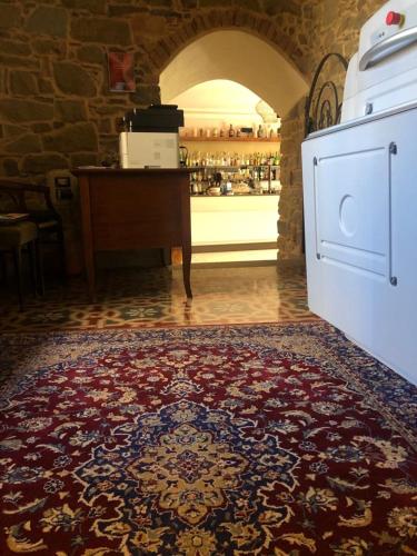 焦伊Delizie tra i campanili的一间地板上铺有地毯的房间和一间带柜台的房间