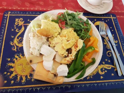 马尔萨什洛克Mangion House的餐桌上放着一盘饭和蔬菜的食物
