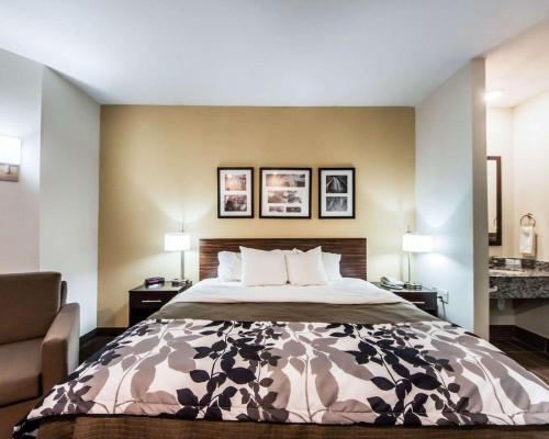 Sleep Inn & Suites Guthrie - Edmond North客房内的一张或多张床位