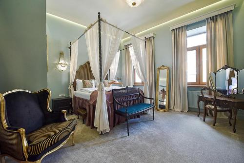 考纳斯Inner Blossom的一间卧室配有一张天蓬床和一把椅子