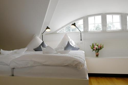 Hotel Brandenburger Dom客房内的一张或多张床位