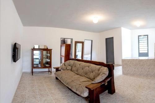 索科罗Hotel Fazenda Colina dos Sonhos的带沙发和电视的客厅