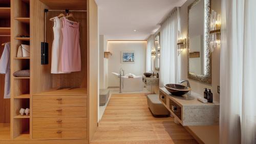 博纳杜斯Hotel Alte Post Bonaduz的一间带梳妆台、水槽和镜子的浴室