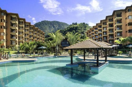 安格拉杜斯雷斯Angra dos Reis - Porto Bali - Apartamento no Complexo Mercur的酒店前方的大型游泳池