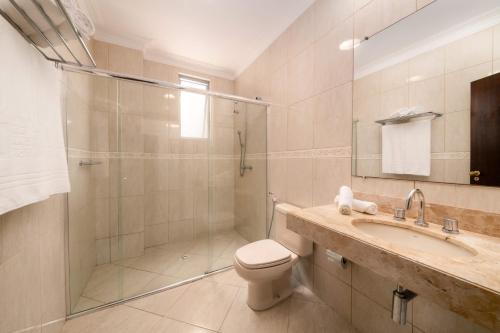贝伦Rede Andrade Hangar的带淋浴、卫生间和盥洗盆的浴室