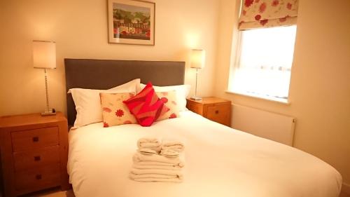 爱丁堡新城紫银公寓的卧室配有白色床和毛巾