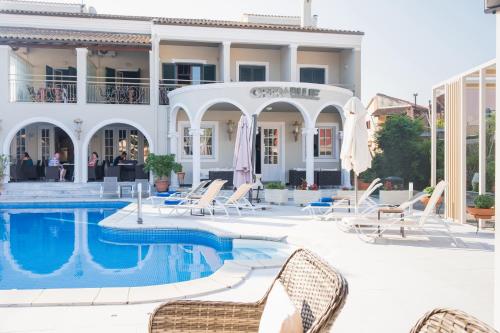 古维亚OPERA BLUE Hotel Gouvia Corfu的大楼前设有游泳池的酒店