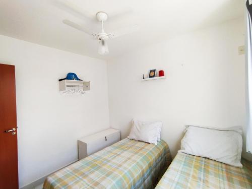 里约达欧特拉斯MAR & SOL Apartamentos I - Free Wi-Fi的一间卧室配有两张床和吊扇
