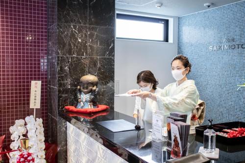 大阪Hotel S-Presso Central的穿着面具的女人在浴室里