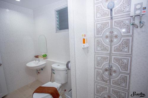 尖竹汶绿色双度假村的带淋浴、卫生间和盥洗盆的浴室