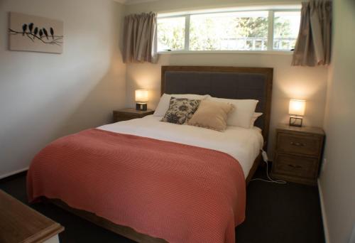 PortobelloRoselle Farm Cottage的一间卧室配有带2个床头柜和1扇窗户的床