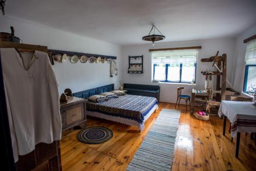 ŞonaCasa din Şona的一间卧室配有一张床,铺有木地板
