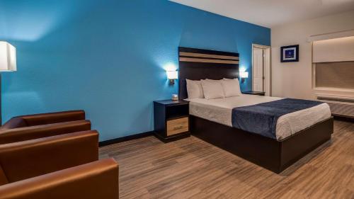 SureStay Plus Hotel by Best Western Humble客房内的一张或多张床位