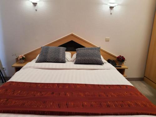 圣尼古拉新佛兰德斯酒店的一间卧室配有一张大床和两个枕头