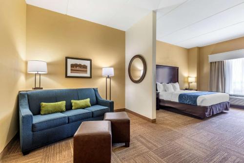 弗赖拉辛弗里斯科康福特茵套房酒店的酒店客房,配有床和沙发