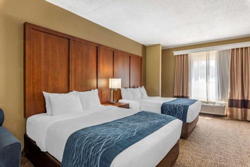 Comfort Inn & Suites El Dorado客房内的一张或多张床位