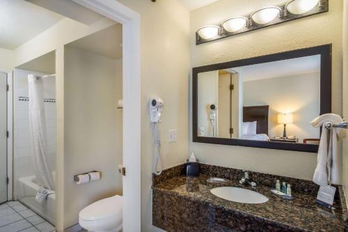 Clarion Inn & Suites Central Clearwater Beach的一间浴室