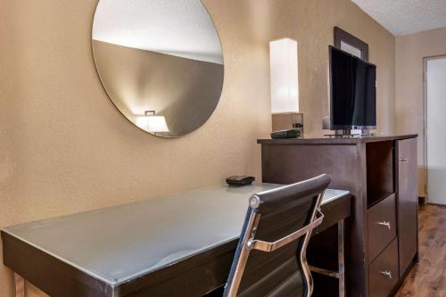 埃文帕克西布林伊克诺旅店的客房设有带镜子和椅子的书桌